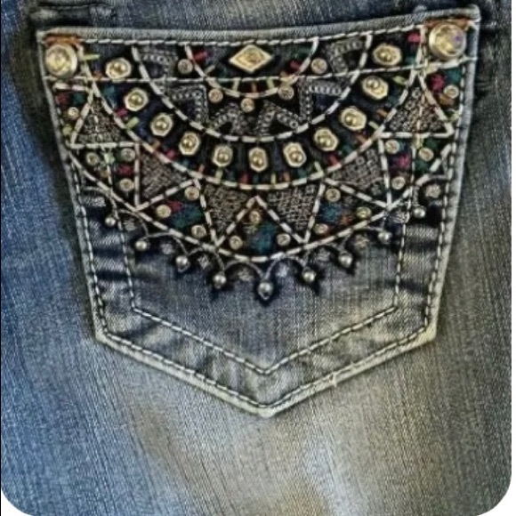 Miss Me Mid Rise Shorts Womens 24 Faded
Denim w/Rhinestones & Studs NWT FAB!! - Picture 9 of 13